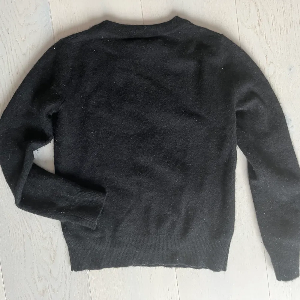 Stylish basic cashmere sweater with round neck and long sleeves. Tröjor & Koftor.