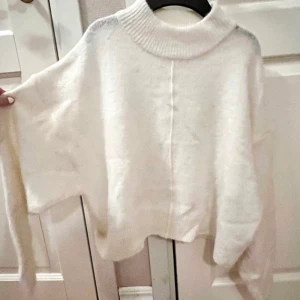 Vit stickad tröja - Vit stickad tröja från Gina Tricot (kan upplevas lite stickig) 