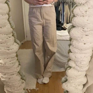 Kostymbyxor  - Jättesnygga kostymbyxor k beige från Madlady💞storlek M, högmidjade och justerbara 🥰🥰
