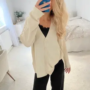 Beige kofta strl xs, säljer för 120kr 