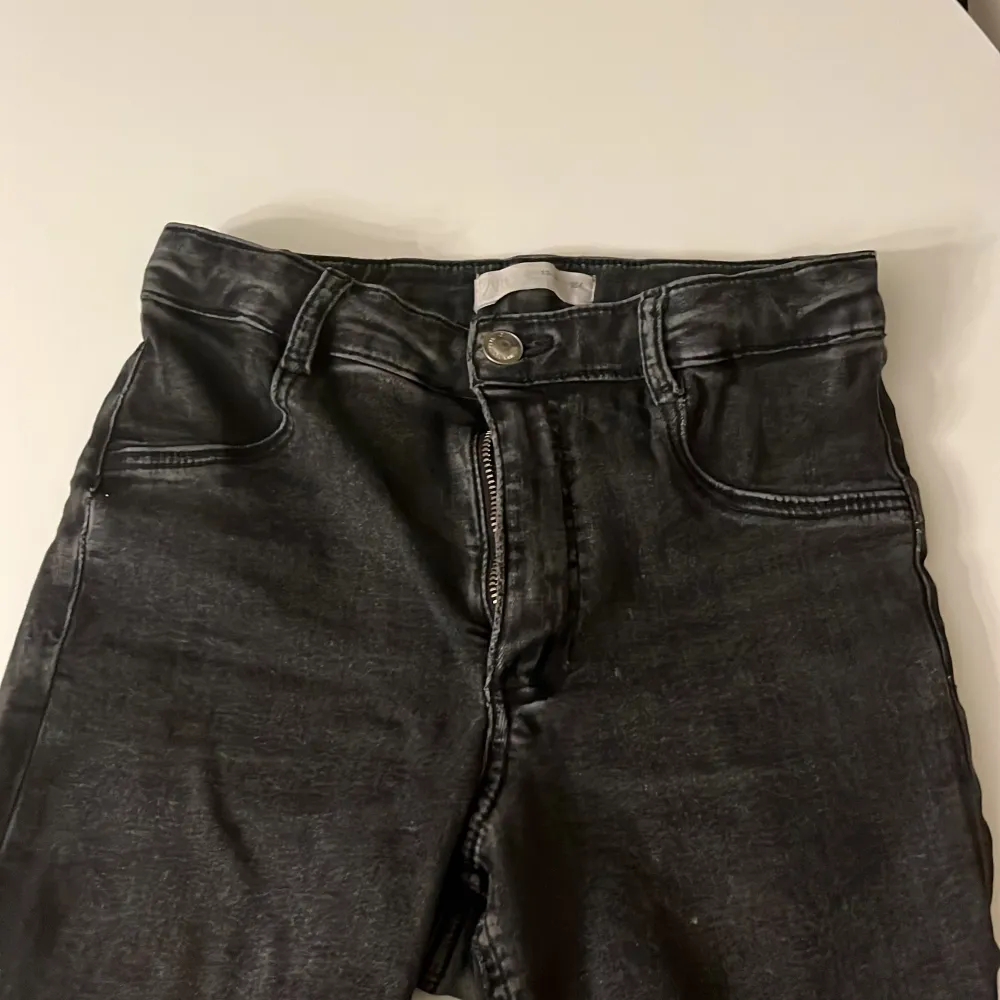 Mörk gråa jeans från zara storlek 34 (164) . Farkut & Housut.