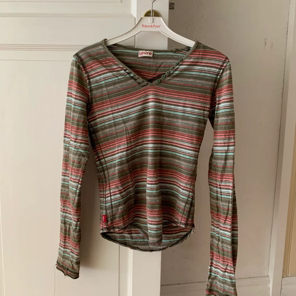 Långärmad tröja från vintage Levis med yk2 stil! Asballt mönster, V-formad vid kanten🤩Helt nytvättad, därav lite skrynklig🫶Kontakta för att köpa💕. Tröjor & Koftor.