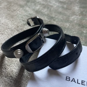 Balenciaga armband - Oanvänt armband från Balenciaga. Certifikat och förpackning medföljer.