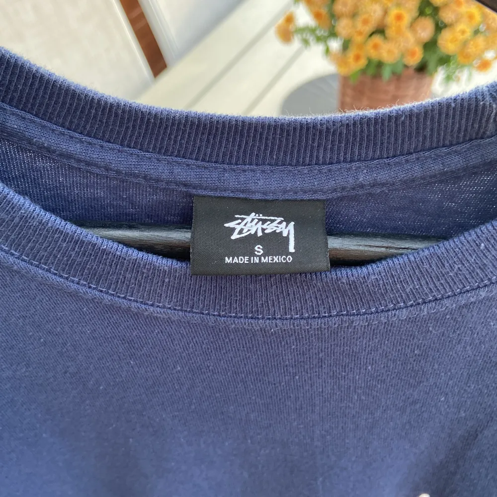Stüssy T-Shirt Skön passform/tts Säljer pga för liten/växt ur  Köparen står för frakten. T-shirts.