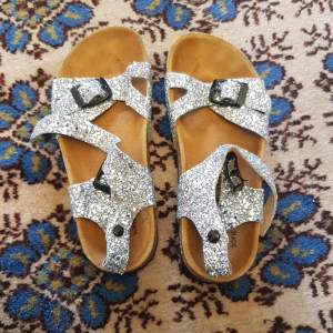 Glamourösa glittriga sandaler helt oanvända