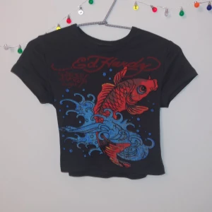 Ed Hardy t-shirt - !!TRYCK INTE PÅ ”föreslå pris”!! Säljer nu min jättefina Ed Hardy T-shirt som jag köpte här på plick. Säljer då den tyvärr var för liten💓 Jättebra skick och inga defekter🫶🏼