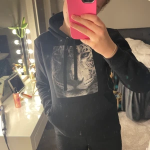 Cool elephant hoodie - Säljer denna hoodie från Cool Elephant i storlek Xs. Använd cirka ett halvår men har hängt i garderoben i ungefär 2 år nu. Har S på tröjor i vanliga fall. 