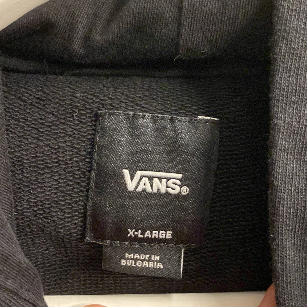 Vans hoddie kids i st XL så i vanlig storlek skulle jag säga att den är S-M. Fint skick🖤 Nypris 550kr. Hoodies.