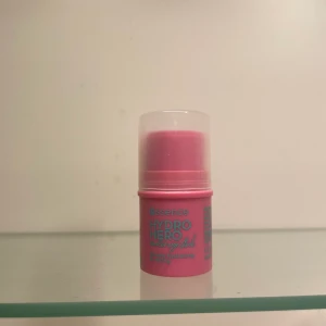 Essence Hydro Hero - Essence Hydro Hero helt ny inte ens testad Säljes då jag inte behöver 2st 40kr inkl frakt