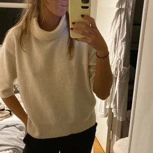 Stickad polo  - Stickad polo från HM med halv ärm🫶 Väldigt liten i storlek!