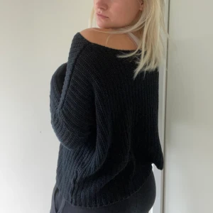 Svart stickad tröja  - Svart oversized stickad tröja från hunkimöller. Utsvängda armar och bred krage. Jag är 173cm och brukar ha på mig strl M