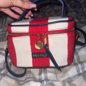 Mimi mua väska  - Säljer denna jättefina väska fån märket mimi mua. Köpte i somras i Italien för cirka 600kr