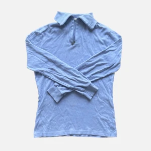 Tröja - Ljusblå/lila tröja med krage och dragkedja i strl 44 o begagnat skick 💜 Jag har vanligen strl XS för referens. Fraktas spårbart för 49 kr! 💌