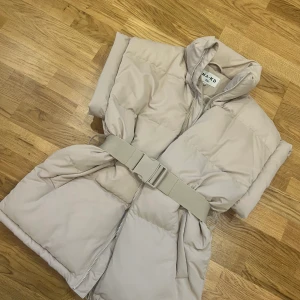 Väst - Så fin oanvänd väst ifrån nakd  Storlek xs men passar även small!  Skärp som går att ta bort i midjan  Pris går att diskuteras 