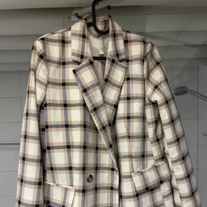 Hm kavaj - Super fin kavaj från hm , använt en gång så är i ny skick. 38 men passar 36 också