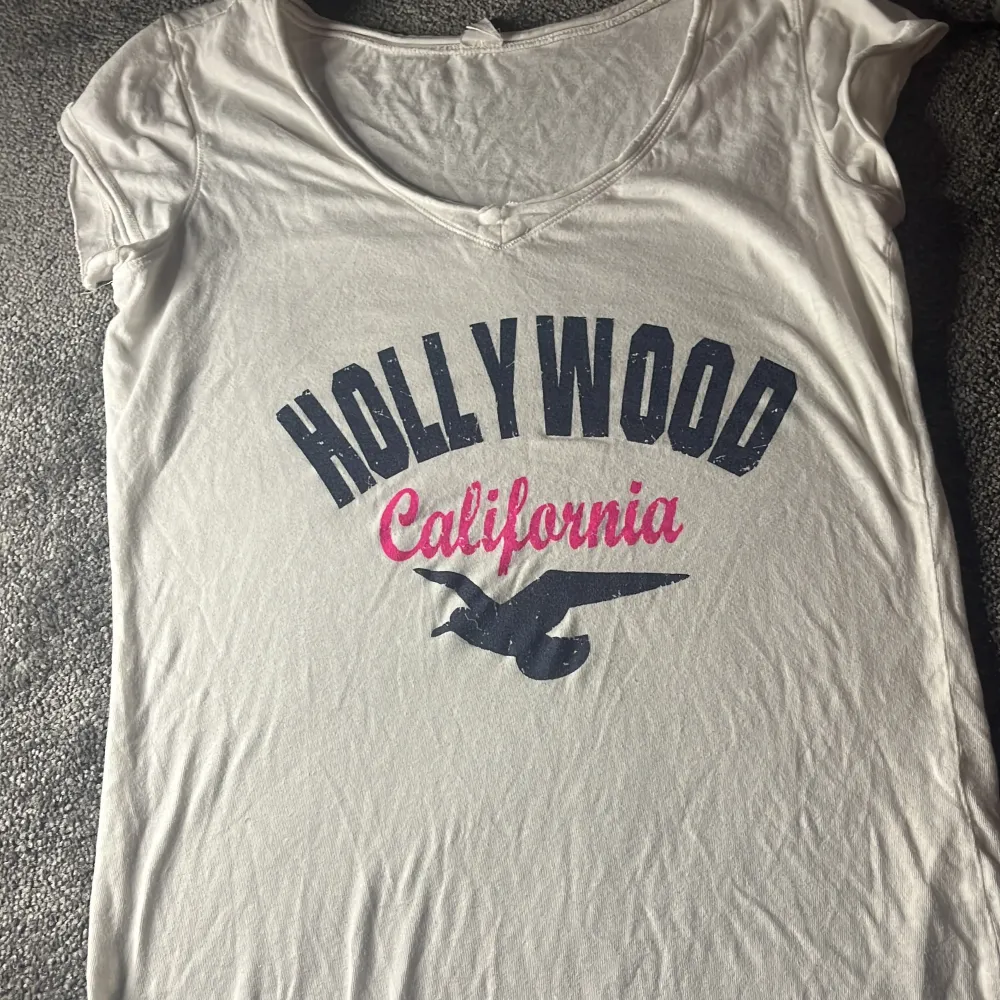en fin t-shirts som det står hollywood california . T-shirts.