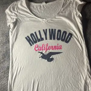 en fin t-shirts som det står hollywood california 