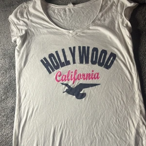 fin v ringad t-shirts  - en fin t-shirts som det står hollywood california 