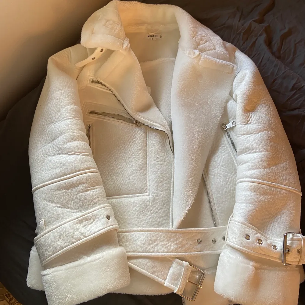 Säljer min vita jacka från MissGuided. Storlek 36. Köpte på Plick förra året.. Jackor.