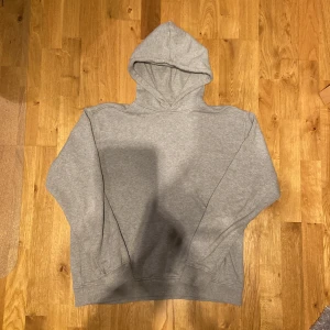 Blank Grey Hoodie - Blank grå hoodie från Vailent.  Storlek L men lutar mer åt M hållet Inga fläckar eller hål  Liten slitning vid ett av snörhålen Mått kan lösas vid intresse