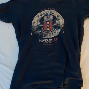 Cool t-shirt med tryck - En t-shirt med tryck som är köpt secondhand, inte använd av mig, säljer pga att den inte kommit till användning 😊