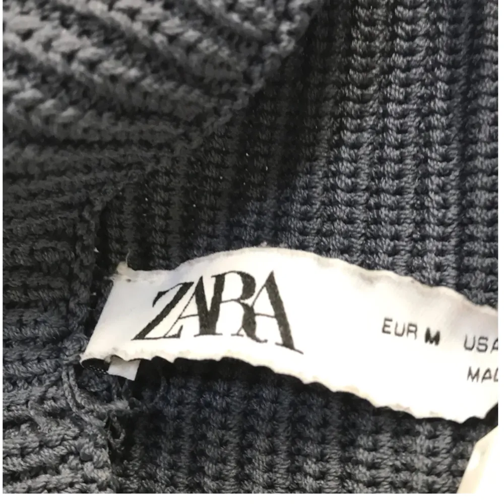 grå/blå stickad tröja från zara ☕️🍁sjukt snygg färg, lite tjockare & perfekt nu till hösten !! (viskos 63%, nylon 37%). Stickat.