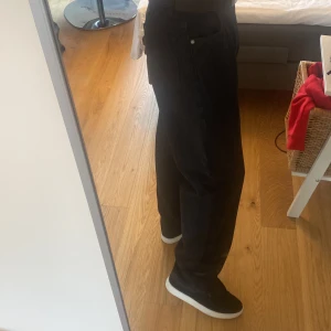 Weekday jeans  - Weekday Galaxy jeans. Svarta. Köpa för 600kr.  Helt oanvända bara testade. Säljer för att dom e för stora för mig.(28/32) Pris kan diskuteras.