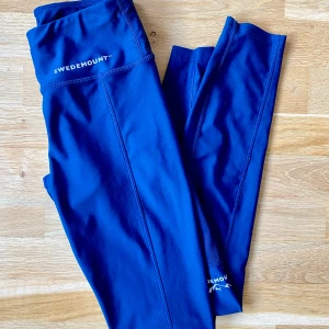 Oanvända Swedemount  - Stl 36, mörkblå, snöre i midjan. Köpta våren 2022.