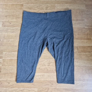 2par cykelbyxor strl 52/54 - 2par cykelbyxor/korta leggings i storlek 52/54. Gråa och mörkblå.