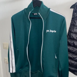 Palm Angels tröja - Hej, säljer nu min Palm angels tröja då jag växt ur den. Tröjan är nyskick, har använt den kanske 7 gånger.  Stl XS 