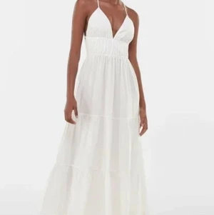 Vit Maxiklänning storlek XS - Den virala och mest fantastiska klänningen!   Vit, hellång, flowig och korsad rygg. Den är perfekt! 