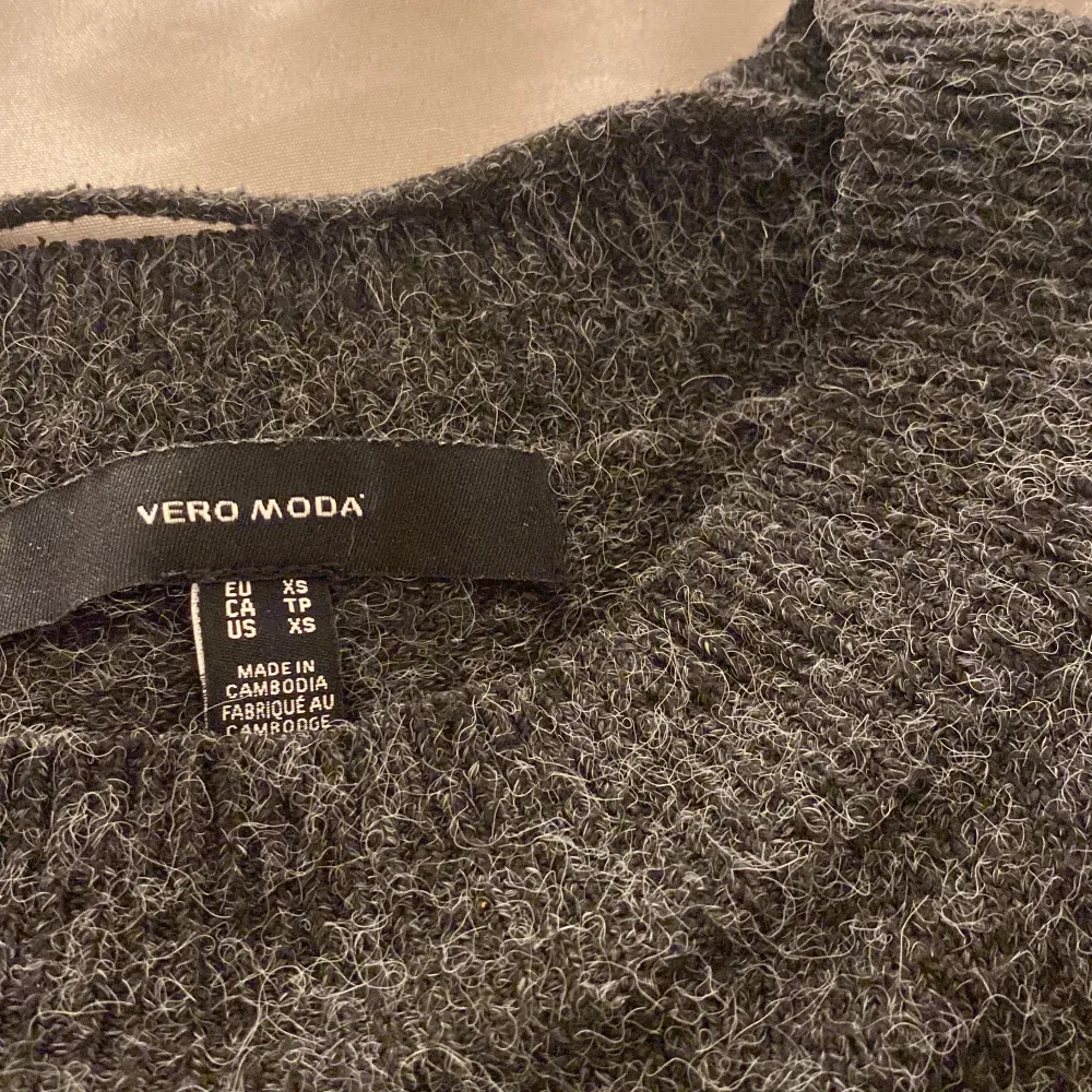 En grå svart tröja från Vero Moda som inte används längre. Tröjan är i bra skick och inga defekter.. Tröjor & Koftor.