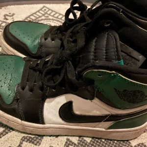 Jordan 1 retro High og pine green - Säljer ett par Jordan 1 retro high og pine green. Köpta för flera tusen men använt en del så därför säljer jag för billigt för använder ej längre. Tvättar innan jag säljer. Strl 37,5. 1000kr + frakt