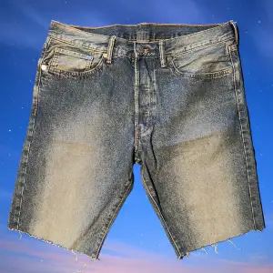 Jeansshorts i ljus färg. Storlek 34.