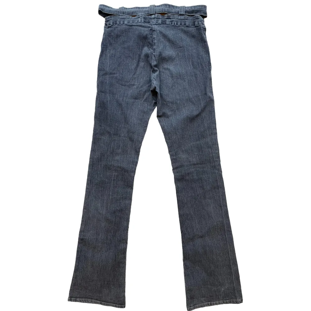 Underbara vintage Miss Sixty jeans från 00-talet med justerbart bälte!💋Otroligt rare modell som är svårtagbar och säljs för 2k+ på depop etc! Så skynda fynda! I nyskick, aldrig använda! Storlek W30! MÅTT// Midja-74cm Innerbensmått-83cm Jag är 170cm lång😘. Jeans & Byxor.