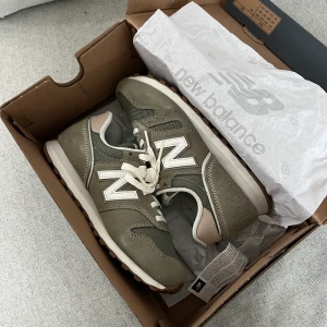 New Balance strl 36 - Olivgröna new balance i storlek 36.  Som nya, endast använda 1 gång i ca 30 minuter, sedan kvarståendes i garderoben och utan anmärkningar! Finns att hämtas i Göteborg, annars står köparen för frakten på 66kr spårbart med postnord. 