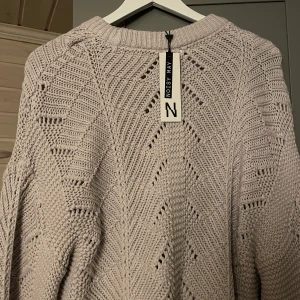 Nelly - Säljer denna stickade tröja som aldrig är använt prislapp finns kvar. Helt slutsålt på hemsidan sitter fint❤️ nypris 379kr säljer för 100kr plus frakt❤️