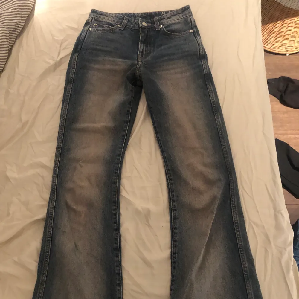 Super snygga weekday jeans jag tyvärr inte får användning av längre <3 Bootcut o midrise i modellen Sway. Frakt 66kr. Jeans & Byxor.