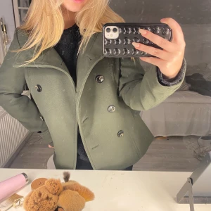 Kappa  - Splitterny mörkgrön kappa från sellpy/h&m