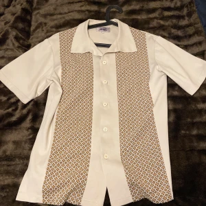 Carnal Apparel sommarskjorta - En cool kortärmad skjorta från Carnal Apparel,   Köpt sommaren 2021 och använd hyfsat sparsamt så den är i bra skick. Pris kan diskuteras vid snabbt köp.