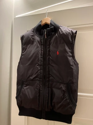 Polo väst - Västen har ett litet hål där bak som man ser på sista bilden och den har även använts i ungefär ett år.