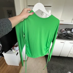 Oanvänd Partytopp från Nelly.💚 - Knyting i ryggen. Helt oanvänd i storlek 36.