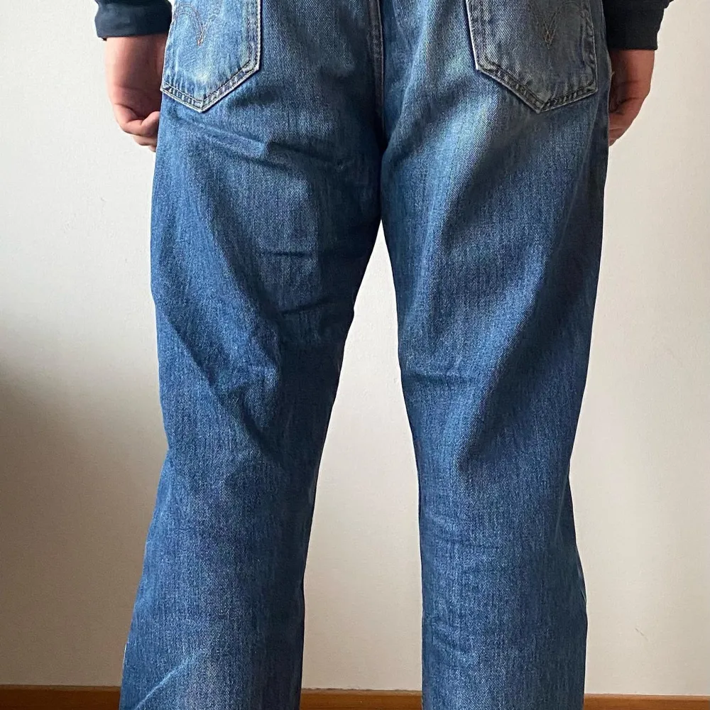 501 Levis blå   Pris: 149kr  Storlek W36/34L (avklippta - mer likt 32W)  Modellen är 179cm och väger 84kg, har vanligtvis på sig 33/33 i byxor och M i tröjor. Jeans & Byxor.