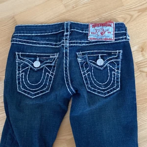 True religion jenas - Säljer världens snyggaste true religion jenas då dem är lite stora för mig💕jag är 161 och dem är lite långa på mig💕betalar endast med Swish💕Hör av er vid intresse💕Kan posta idag!💕