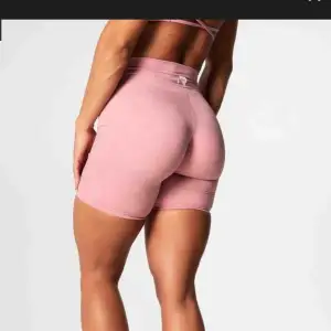 Säljer helt nya shorts från Relode pga fel storlek  superfina i en ljus rosa färg  ny pris  549kr Köparen står för frakt