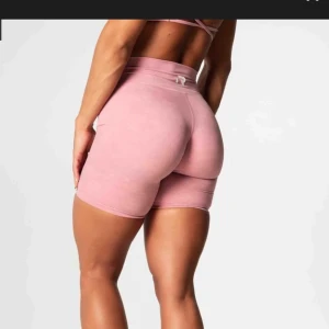 Relode Shorts - Säljer helt nya shorts från Relode pga fel storlek  superfina i en ljus rosa färg  ny pris  549kr Köparen står för frakt