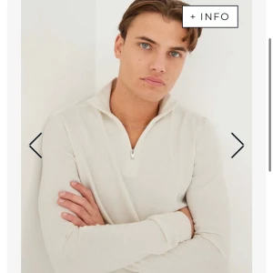 Half zip cardigan  - Gräddvit cardigan i skönt material. I stort sett oanvänd, har endast provat den. Säljes pga att jag aldrig använt den, nypris 499kr.  Lappen sitter kvar!