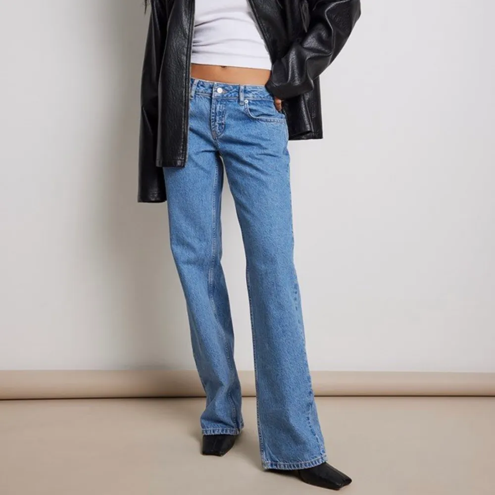 Rak jeans med låg midja från NA-KD // jag är 1,63 // köparen står för frakt . Jeans & Byxor.