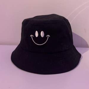 Svart buckethat med en glad smile :) I mycket bra skick🎩