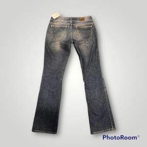Lågmidjade jeans i storlek 30, superfint med fint färg från märken Lee 